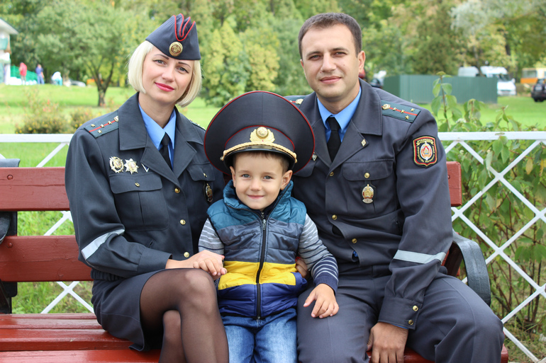 Служащая семья. Мама папа я Пограничная семья. Семьи служащих безопасности. Служу семье. Мы вместе МВД.